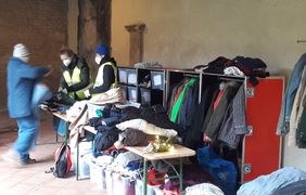 An der mobilen Kleiderkammer können sich die Bedürftigen mit warmer Kleidung versorgen. Foto: Malteser Köln