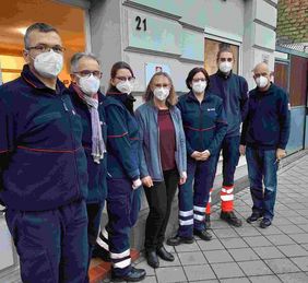 Zu sehen sind sieben Personen die sich für das Foto nebeneinander gestellt haben. Sie bilden das Impfteam der Malteser in Euskirchen. Alle tragen FFP-2 Masken. 