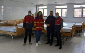 Krankenhausdirektor Dr. Ardian Dajti (2. v.r.) mit den Albanischen Maltesern, die die elektrischen Krankenhausbetten übergaben. Foto: Malteser Albanien