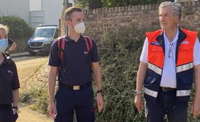 In Odendorf besuchte der Präsident Einsatzkräfte, die den Sanitätsdienst für die örtliche Bevölkerung stellen und ließ sich von den Eindrücken der vergangenen Tage berichten. Fotos: Michaela Boland.