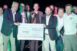 Die solidarische Gemeinschaft des Kölsche Fründe e.V. hat im Golf Club Gut Lärchenhof den 9. Kölsche Fründe Cup ausgetragen und am Abend einen symbolischen Spendenscheck in Höhe von 299.551 Euro an die Malteser überreicht.