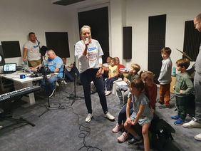 Das Tonstudio wurde auch gleich „eingeweiht“. Eine Mitarbeiterin der Privatbank AG sang den Kindern via Micro ein Ständchen. 
