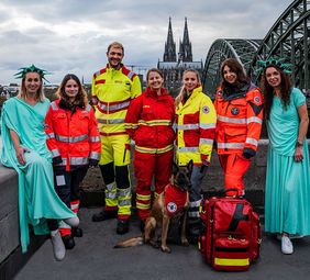 Die Einsatzkräfte der großen Kölner Hilfsorganisationen sind am 11.11. gemeinsam mit der Feuerwehr im Einsatz für die Jecken – hier symbolisiert durch zwei Damen verkleidet als Freiheitsstatuen Foto: Kian Shahbodaghi