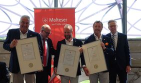 Der Kölsche Fründe Vorstand Jörg Chr. Topfstedt (2.v.r.), Dirk Metzner (1.v.l.) und Marcus Brück (2.v.r.) erhielten ihre Auszeichnung von Martin Rösler (1.v.r.) und Prof. Dr. Andreas Archut (2.v.r.)
