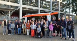 Die Familien der Elterninitiative herzkranker Kinder Köln e.V. vor dem Malteser Herzenswunsch-Krankenwagen gemeinsam mit dem Herzenswunsch-Team und Stephan Wasserkordt (links) kurz vor dem Start der Führung.