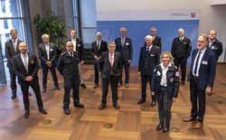 NRW Innenminister Herbert Reul (M.) und Mitglieder des Kompetenzteams Katastrophenschutz. Foto: IM NRW/Jochen Tack