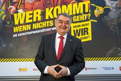NRW-Innenminister Herbert Reul vor dem Kampagnenmotiv. Foto: 2021 IM NRW