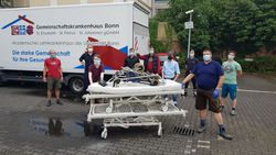 Viele Hände packten mit an, damit die Krankenhausbetten zu ihren neuen Nutzern kommen konnten. Fotos: A. Archut, Malteser