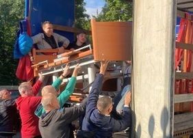 Mit einem schnell zusammengerufenen Team sowie drei Sattelzügen konnten die Hilfsmaterialien innerhalb von drei Tagen auf den Weg in die Ukraine gebracht werden. 